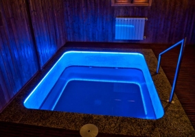 Con una enorme piscina