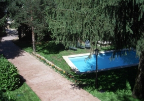 Jardín con piscina