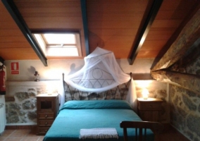 Dormitorio oscuro con cama doble