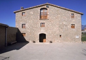 Casa y zona con césped