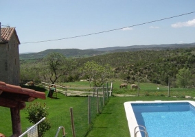 Piscina y jardín cercado