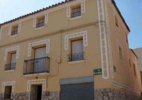 Acceso a la casa con fachada en piedra en el casco urbano