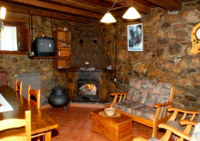 Mesa de comedor con banco y sala de estar