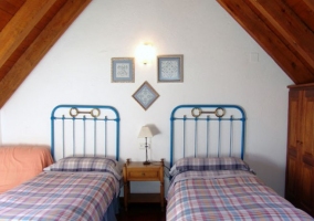 Dormitorio con cama de matrimonio