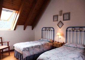 Dormitorio con camas individuales