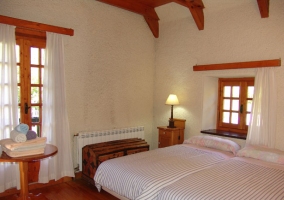 Dormitorio con cama de matrimonio