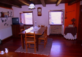 Comedor con televisor y entrada a dormitorio