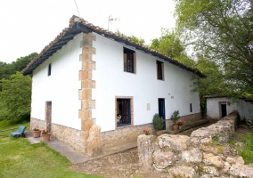 Vista exterior de la casa con muros blancos