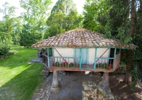 Sala de estar y comedor con mueble grande