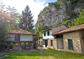 Vista desde fuera de la casa y hórreo