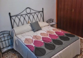 Dormitorio con cama doble