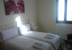 Dormitorio con cama de matrimonio