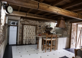 Cocina y mesa con taburetes