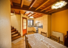 Mesa de comedor y banco de madera