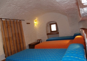 Dormitorio con dos camas individuales