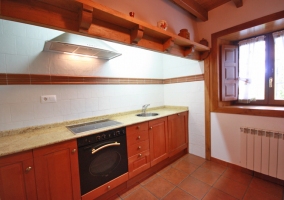Cocina con horno bajo los fuegos