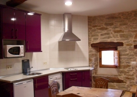 Cocina equipada y decorada en color morado