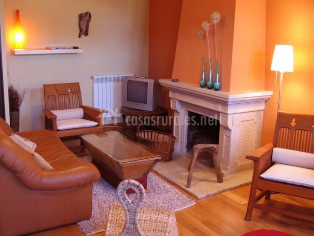 Sala De Estar Naranja ~ Sala de estar con chimenea en naranja en su parte superior Sala De Estar Naranja ~ Sala de estar con chimenea en naranja en su parte superior