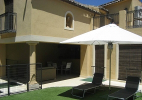 Porche amueblado junto a la piscina