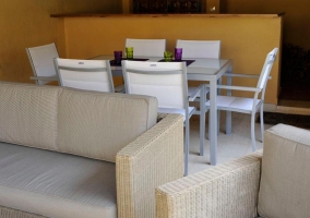 Hamacas con sombrilla junto a porche y piscina