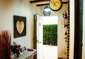 Recibidor amueblado y decorado de la casa