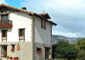 Parte de entrada de la casa rural de dos plantas y construccion tipica de caserio navarro