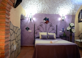Jacuzzi en dormitorio y entrada al aseo