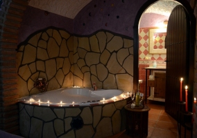 Dormitorio abovedado con televisor y cama doble