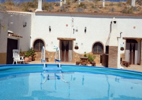 Cama frente a jacuzzi y entrada al aseo