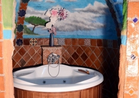 Jacuzzi en aseo con pintura en la pared