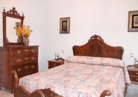 Habitación de matrimonio con butaca