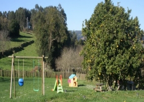 Jardín con zona de juegos