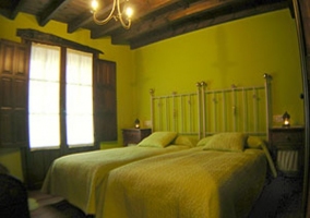 Habitación con cama de matrimonio