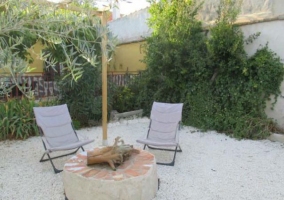 Sala de estar con chimenea y televisor