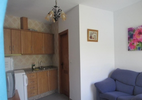 Dormitorio con cama de matrimonio