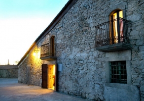 Chimenea y banco de madera