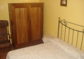 Habitación con cama de matrimonio