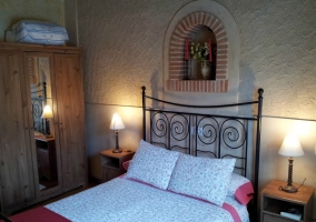 Dormitorio con cama de matrimonio y mobiliario de madera.JPG