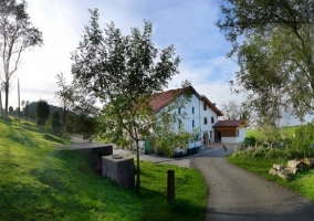 Camino que llega a la casa, entre naturaleza