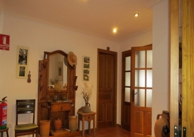 Vista de la mesa del comedor y el salón al fondo, desde la encimera de la cocina