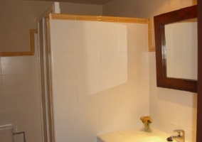 Cuarto de baño con espejo de madera