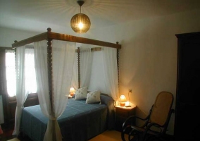 Dormitorio con cama de matrimonio