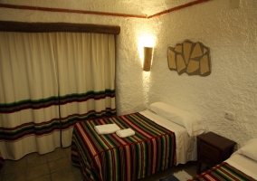 Dormitorio con dos camas