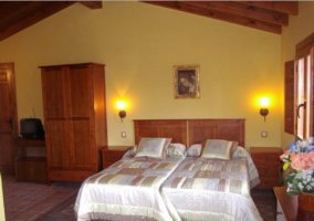 Visión de una de las habitaciones matrimoniales en casa rural