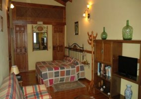 Dormitorio matrimonial en casa rural