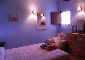 Dormitorio azul con cama de matrimonio