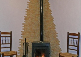 Chimenea y sillas en la salita
