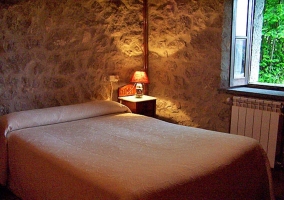 Dormitorio con cama de matrimonio