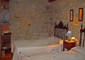 Dormitorio con cama de matrimonio