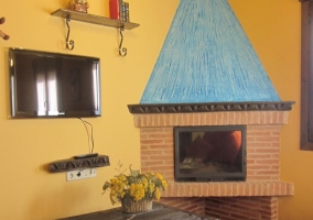 Original chimenea y televisión de plasma